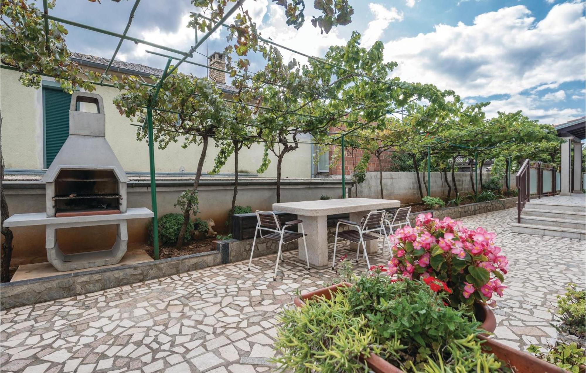 1 Bedroom Cozy In Apartmán Pula